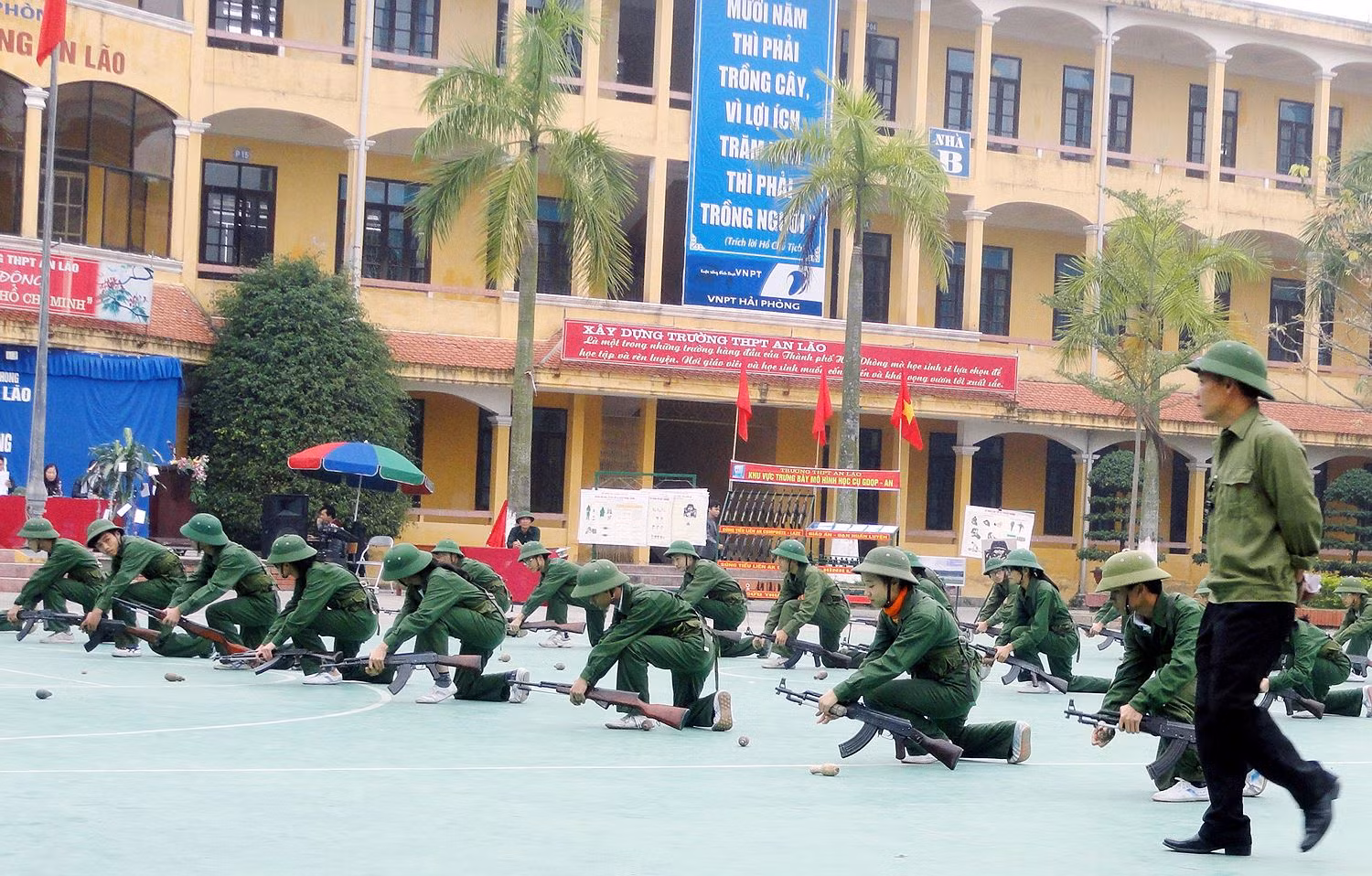Theo phản ánh của một số giáo viên, việc quy định học sinh khối 12 thực hiện dạy học dứt điểm giáo dục quốc phòng, an ninh trong Học kỳ 1 là không hợp lý. (Ảnh minh họa trên giaoduc.net.vn) Theo phản ánh của một số giáo viên, việc quy định học sinh khối 12 thực hiện dạy học dứt điểm giáo dục quốc phòng, an ninh trong Học kỳ 1 là không hợp lý. (Ảnh minh họa trên giaoduc.net.vn)