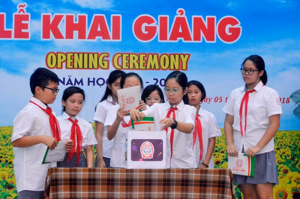 Tại lễ khai giảng năm học 2018-2019, những học sinh đầu cấp đã tự mình chuẩn bị những lá thư gửi tương lai trong ngày khai trường.