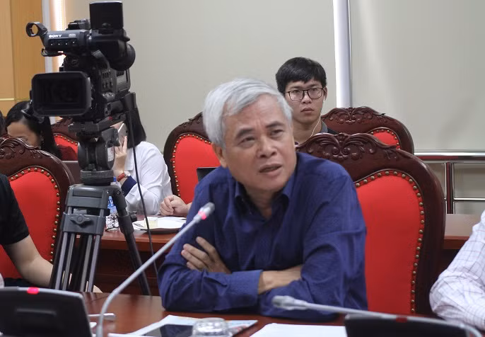 Tiến sĩ Quách Tuấn Ngọc đề xuất, thay vì để ghép phần nội dung thi như hiện tại, nên tách bài thi quốc gia thành 2 phần đề: tốt nghiệp trung học phổ thông và thi đại học.(Ảnh: Thùy Linh)