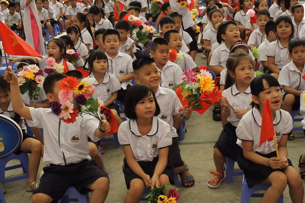 Thầy Hiệu trưởng Nguyễn Xuân Khang đánh trống khai giảng năm học mới 2018-2019