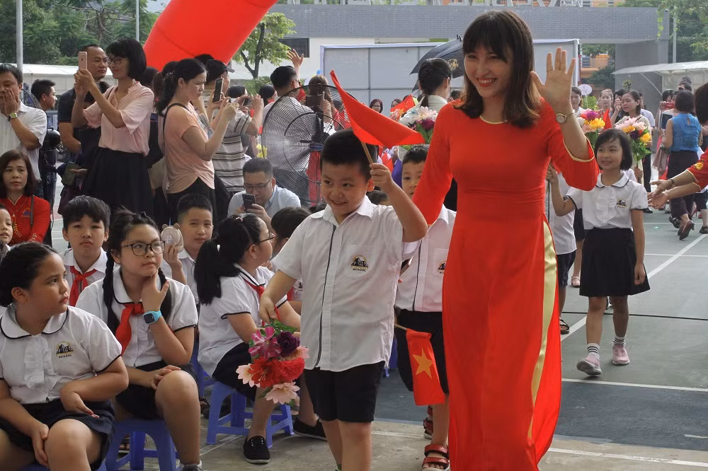 Cô đón trò tới trường.