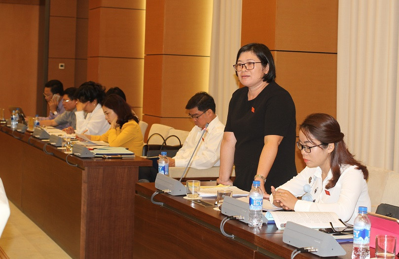 Đại biểu Văn Thị Bạch Tuyết (đứng)– Đoàn Thành phố Hồ Chí Minh kiến nghị, việc xã hội hóa trong lĩnh vực nào cũng cần có lộ trình và thời gian qua lĩnh vực giáo dục chưa đủ động lực để thúc đẩy tư nhân tham gia. (Ảnh: Thùy Linh) Đại biểu Văn Thị Bạch Tuyết (đứng)– Đoàn Thành phố Hồ Chí Minh kiến nghị, việc xã hội hóa trong lĩnh vực nào cũng cần có lộ trình và thời gian qua lĩnh vực giáo dục chưa đủ động lực để thúc đẩy tư nhân tham gia. (Ảnh: Thùy Linh)