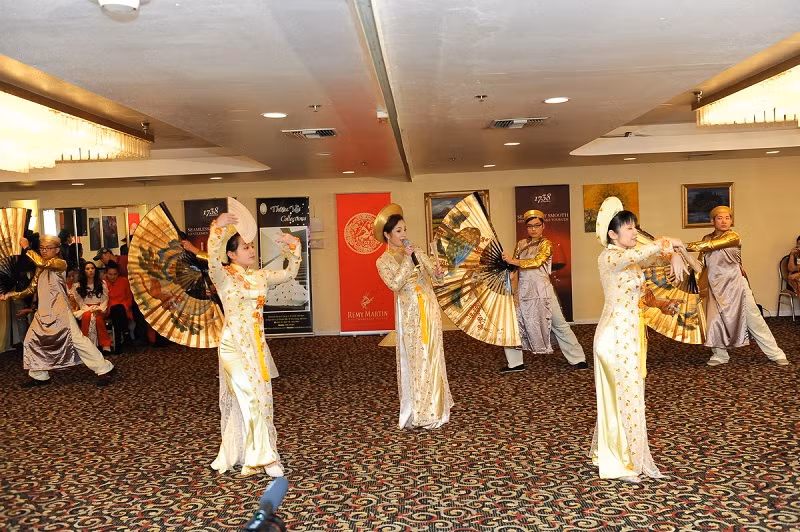 Thúy Nga chuyển sang phong cách dịu dàng, sâu lắng trong hình ảnh một cô gái Huế.