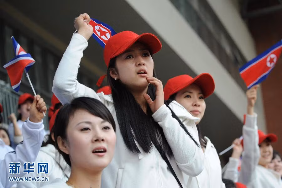 Những nữ cổ động viên xinh đẹp đội tuyển Bắc Triều Tiên. Những nữ cổ động viên xinh đẹp đội tuyển Bắc Triều Tiên.