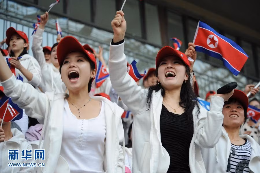 Các nữ cổ động viên reo hò cổ vũ đội tuyển bóng đá nữ Bắc Triều Tiên. Các nữ cổ động viên reo hò cổ vũ đội tuyển bóng đá nữ Bắc Triều Tiên.