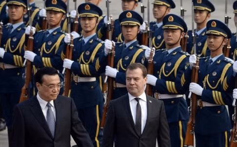 Ông Lý Khắc Cường, Thủ tướng Trung Quốc đón người đồng cấp Nga Medvedev.