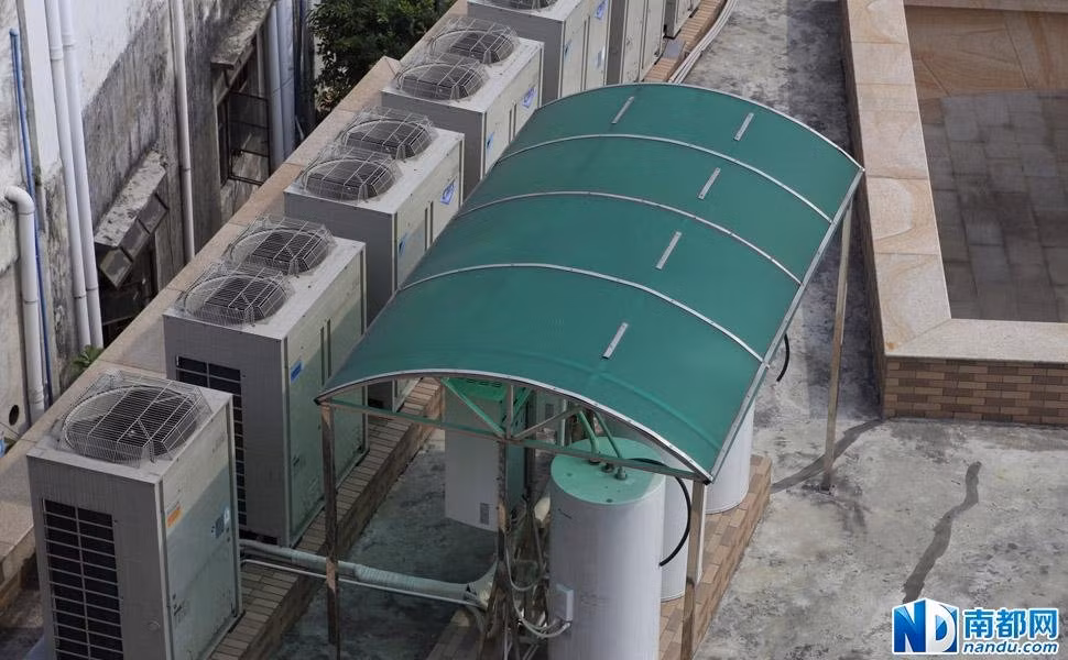 Những cỗ máy điều hòa "khủng" lắp đặt 1 góc tòa biệt thự. Những cỗ máy điều hòa "khủng" lắp đặt 1 góc tòa biệt thự.