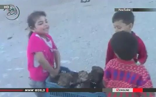 Trẻ em Syria trong thị trấn bị quân chính phủ vây hãm từ tháng Giêng 2013 phải làm việc cật lực như người lớn để cầm cự qua ngày. Trẻ em Syria trong thị trấn bị quân chính phủ vây hãm từ tháng Giêng 2013 phải làm việc cật lực như người lớn để cầm cự qua ngày.