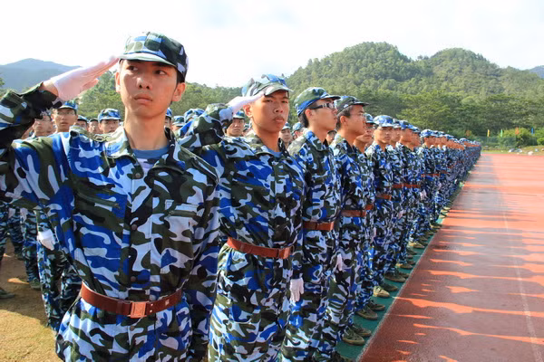 Học sinh Trung Quốc tham gia huấn luyện quân sự. Học sinh Trung Quốc tham gia huấn luyện quân sự.