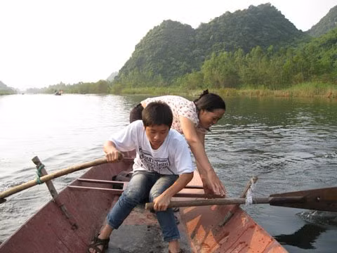 thử chèo thuyền trên suối Yến