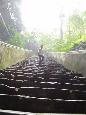 Lối xuống động Hương Tích đẹp như tranh