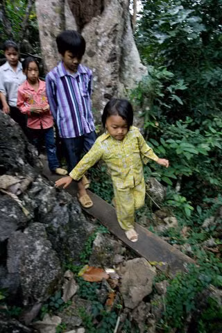 Nhiều đoạn men bên bờ vực rất hẹp chỉ đủ đặt một tấm ván gỗ rộng chừng 20 cm nối sang phía bên kia. Mỗi lần đi qua đoạn này bé Sinh vẫn phải bám vào đá lấy thăng bằng tránh rơi xuống vực. Nhiều đoạn men bên bờ vực rất hẹp chỉ đủ đặt một tấm ván gỗ rộng chừng 20 cm nối sang phía bên kia. Mỗi lần đi qua đoạn này bé Sinh vẫn phải bám vào đá lấy thăng bằng tránh rơi xuống vực.