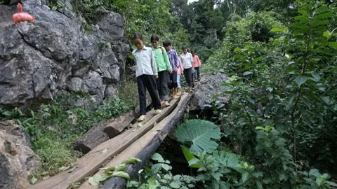 Một trong số những cây cầu chênh vênh bên miệng vực. Một trong số những cây cầu chênh vênh bên miệng vực.