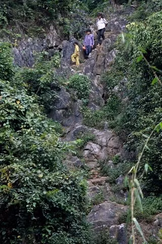 Để đến lớp mẫu giáo ở điểm trường Lũng Cà, Lý Thị Sinh cùng 13 học sinh tiểu học hàng ngày phải vượt qua những vách núi dựng đứng thế này. Để đến lớp mẫu giáo ở điểm trường Lũng Cà, Lý Thị Sinh cùng 13 học sinh tiểu học hàng ngày phải vượt qua những vách núi dựng đứng thế này.