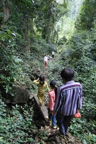 Vì bé nhất nên Lý Thị Sinh luôn được các anh chị sắp xếp đi ở giữa đoàn để dễ trông coi. Vì bé nhất nên Lý Thị Sinh luôn được các anh chị sắp xếp đi ở giữa đoàn để dễ trông coi.