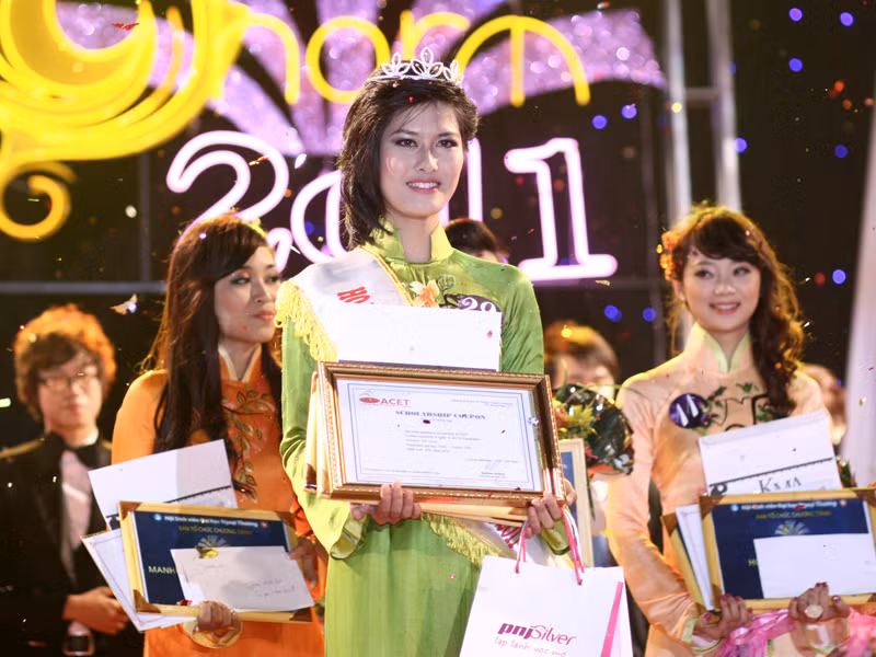 Xuất sắc ở vòng thi trình diễn trang phục và ứng xử, Phạm Thị Thùy Linh trở thành Hoa khôi Đại học Ngoại thương. Hoa khôi Ngoại thương 2011 Phạm Thị Thùy Linh Xuất sắc ở vòng thi trình diễn trang phục và ứng xử, Phạm Thị Thùy Linh trở thành Hoa khôi Đại học Ngoại thương. Hoa khôi Ngoại thương 2011 Phạm Thị Thùy Linh