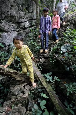 Qua những đoạn hiểm trở, những em lớn hơn luôn để mắt đến Sinh. Qua những đoạn hiểm trở, những em lớn hơn luôn để mắt đến Sinh.