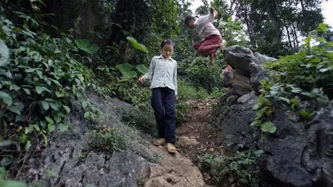 Để đi nhanh hơn, Lý Thị Hoa, học sinh lớp 4 Trường Lũng Cà thường dùng cách nhày từ mỏm đá này sang mỏm đá khác rất nguy hiểm. Để đi nhanh hơn, Lý Thị Hoa, học sinh lớp 4 Trường Lũng Cà thường dùng cách nhày từ mỏm đá này sang mỏm đá khác rất nguy hiểm.