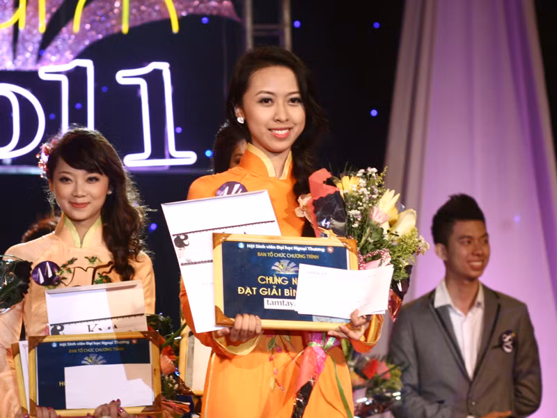 Á khôi 1 Nguyễn Thị Cẩm Tú. Tú cũng giành giải bình chọn của cuộc thi Á khôi 1 Nguyễn Thị Cẩm Tú. Tú cũng giành giải bình chọn của cuộc thi