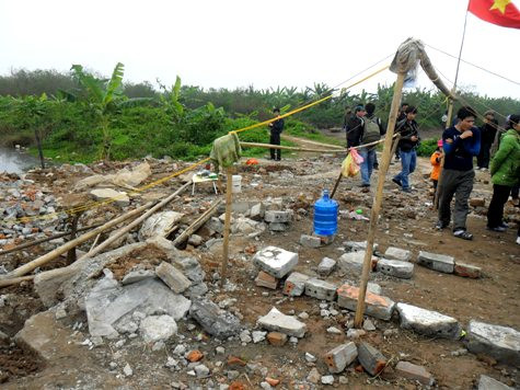 Gia đình ông Vươn - bà Thương đã cảm thấy ấm lòng hơn khi những người từ khắp mọi nơi đã chia sẻ, động viên gia đình. Gia đình ông Vươn - bà Thương đã cảm thấy ấm lòng hơn khi những người từ khắp mọi nơi đã chia sẻ, động viên gia đình.
