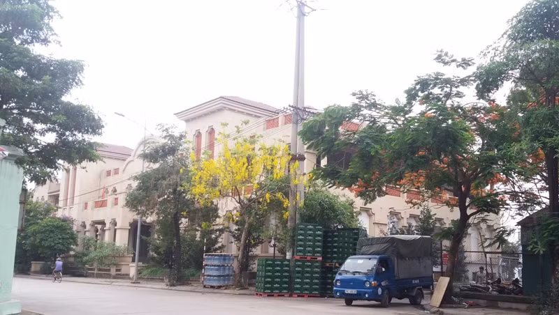 Một dãy nhà kiên cố do Công ty TNHH Sao Nam sông Hồng xây dựng lấn chiếm hành lang an toàn thoát lũ nằm cách trụ sở cảng Hà Nội có vài mét. Ảnh Quỳnh Hoa. Một dãy nhà kiên cố do Công ty TNHH Sao Nam sông Hồng xây dựng lấn chiếm hành lang an toàn thoát lũ nằm cách trụ sở cảng Hà Nội có vài mét. Ảnh Quỳnh Hoa.