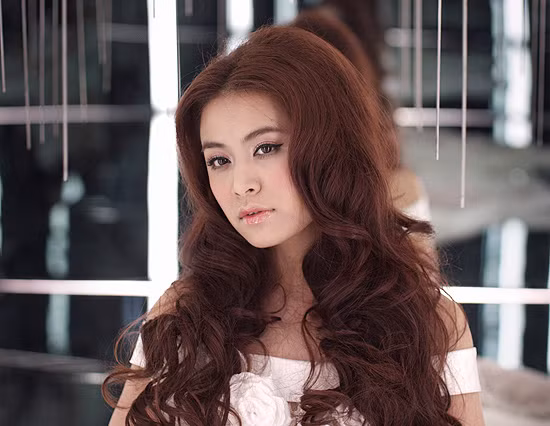 Hoàng Thùy Linh trong MV "Rơi". Hoàng Thùy Linh trong MV "Rơi".