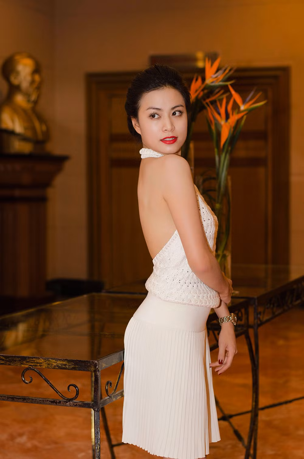 Cô khoe lưng trần quyến rũ