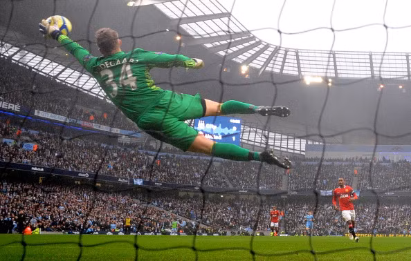 Pha cứu thua xuất thần của Lindegaard trong trận đấu ở vòng 3 cúp FA với Man City. Pha cứu thua xuất thần của Lindegaard trong trận đấu ở vòng 3 cúp FA với Man City.