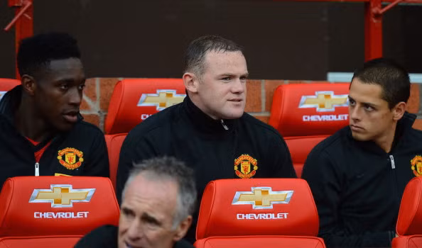 Sự có mặt của Van Persie, Kagawa cũng như sự ưu ái của Sir Alex với ngôi sao trẻ Welbeck khiến cơ hội được đá chính trên hàng công của Man United của Chicharito trở nên khó khăn hơn bao giờ hết. “Tôi nghĩ trong cuộc sống bạn cần phải không ngừng học hỏi, cho dù bạn là ai hay bao nhiêu tuổi. Tôi đang nỗ lực học tập từ các đồng đội và tôi thích được theo dõi các tiền đạo khác để từ đó rút ra những bài học cho mình”, Chicharito trả lời phỏng vấn trên Manutd.com. Sự có mặt của Van Persie, Kagawa cũng như sự ưu ái của Sir Alex với ngôi sao trẻ Welbeck khiến cơ hội được đá chính trên hàng công của Man United của Chicharito trở nên khó khăn hơn bao giờ hết. “Tôi nghĩ trong cuộc sống bạn cần phải không ngừng học hỏi, cho dù bạn là ai hay bao nhiêu tuổi. Tôi đang nỗ lực học tập từ các đồng đội và tôi thích được theo dõi các tiền đạo khác để từ đó rút ra những bài học cho mình”, Chicharito trả lời phỏng vấn trên Manutd.com.