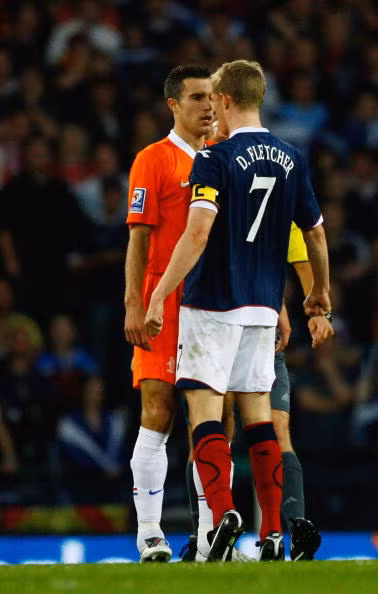 Van Persie và Darren Fletcher trong trận đấu giữa Hà Lan và Scotland ở vòng loại World Cup 2010.