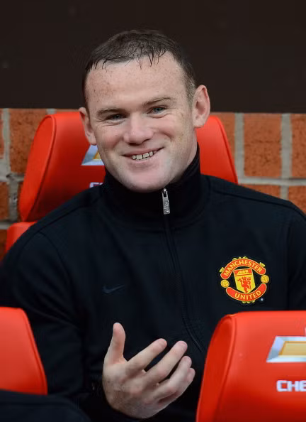 Sir Alex đã gây bất ngờ khi đẩy Rooney lên băng ghế dự bị và nhường chỗ trên hàng công cho tân binh đắt giá Van Persi...
