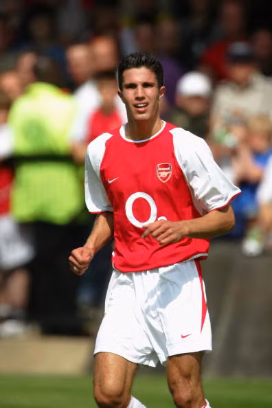 Van Persie ghi dấu ấn với 15 bàn thắng sau 61 lần ra sân trong màu áo Feyenoord và lọt vào mắt xanh của Giáo sư Wenger. Tháng 5 năm 2004, Van Persie chính thức gia nhập Arsenal với giá 2,75 triệu bảng.