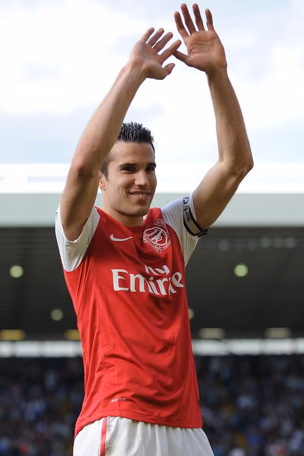 Để có được Van Persie, Man United đã phải rất kiên trì theo đuổi từ khi tiền đạo này tuyên bố không gia hạn hợp đồng với đội chủ sân Emirates hồi tháng trước và Quỷ đỏ đã đánh bại những đối thủ rất nặng ký là Juventus, đặc biệt là đối thủ không đội trời chung cùng thành phố Man City. Có một điều trùng hợp, đúng ngày này 1 năm về trước, Arsenal cũng đã đồng ý bán Fabregas cho Barcelona.