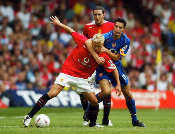 Pha tranh chấp của Van Persie với Alan Smith trong trận tranh Community Shield ngày 8/8/2004, trận đấu ra mắt của Van Persie trong màu áo Arsenal.