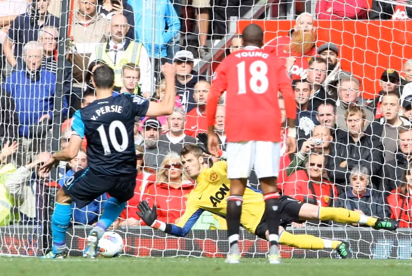 Quả penalty của Van Persie bị De Gea cản phá trong trận thua tan nát 2-8 của Arsenal trước Man United ở Old Trafford tháng 8 năm 2011.