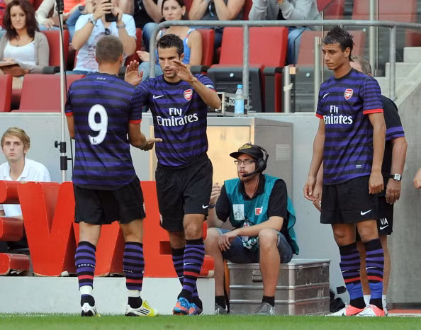 Lần ra sân cuối cùng của Van Persie trong màu áo Arsenal trong trận giao hữu với Cologne...