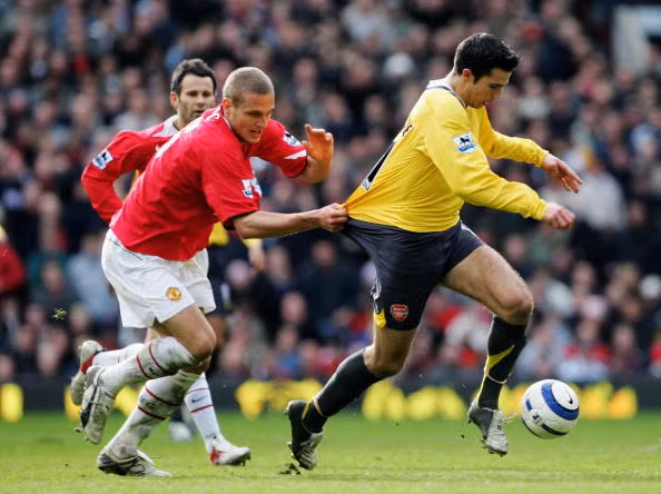 Tình huống tranh chấp giữa Van Persie và Vidic trong trận làm khách của Pháo thủ ở Old Trafford trong khuôn khổ giải ngoại hạng Anh mùa giải 2005/06.