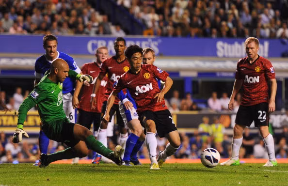 Phút 67, Kagawa nhả bóng đẹp mắt ra cho Cleverley tung cú sút cận thành nhưng trung vệ Jagielka đã kịp lao về cứu thua ngay trên vạch vôi... Phút 67, Kagawa nhả bóng đẹp mắt ra cho Cleverley tung cú sút cận thành nhưng trung vệ Jagielka đã kịp lao về cứu thua ngay trên vạch vôi...