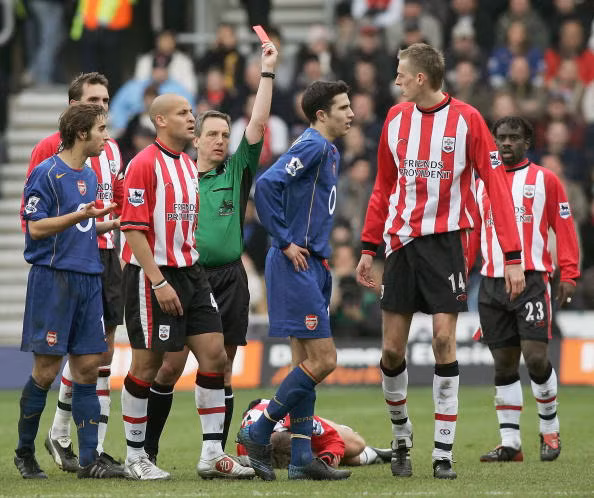 Van Persie bị đuổi khỏi sân trong trận hòa 1-1 với Southampton hồi tháng 2 năm 2005.