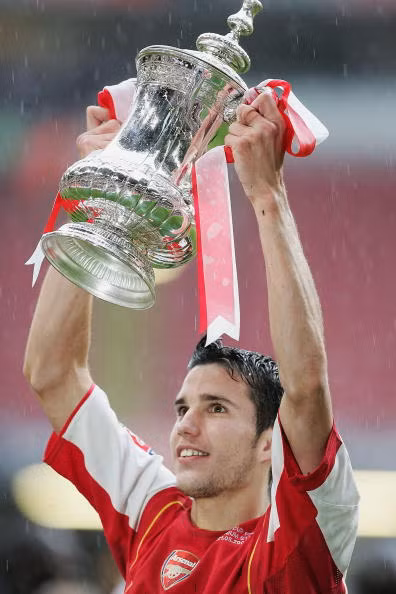 Arsenal đã vượt qua Man United ở loạt đấu súng cân não để giành chức vô địch Cúp FA năm 2005, danh hiệu lớn duy nhất của Van Persie có được với Arsenal.