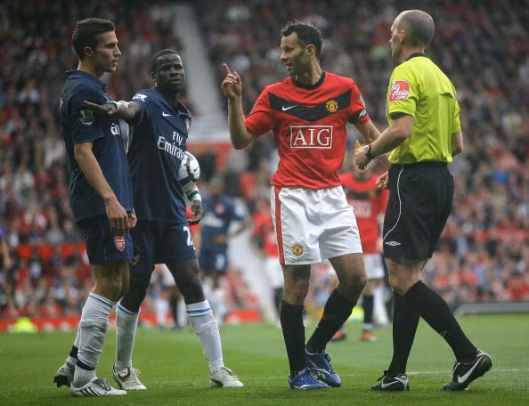 Van Persie xích mích với Giggs ở Old Trafford tháng 9 năm 2009.