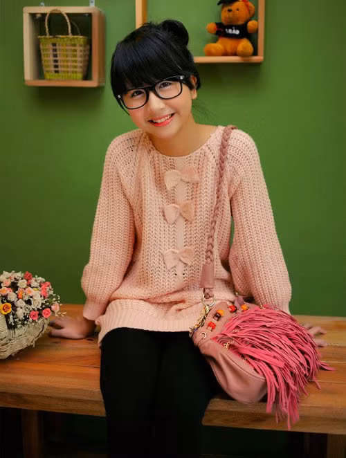 Giản dị nhưng không kém phần cầu kỳ khi lựa chọn trang phục dường như là tiêu chí của cô nàng. Có thể thấy điều đó ở chiếc áo len màu hồng, mặc dù kiểu dáng không có gì mới mẻ, nhưng nếu để ý kỹ bạn sẽ thấy từng đừng kim mũi chỉ của chiếc áo được đan rất cẩn trọng. Trong khi chiếc cổ tròn có thể làm bạn già đi nhưng những chiếc nơ nhỏ xinh trên áo sẽ khắc phục điều đó. Giản dị nhưng không kém phần cầu kỳ khi lựa chọn trang phục dường như là tiêu chí của cô nàng. Có thể thấy điều đó ở chiếc áo len màu hồng, mặc dù kiểu dáng không có gì mới mẻ, nhưng nếu để ý kỹ bạn sẽ thấy từng đừng kim mũi chỉ của chiếc áo được đan rất cẩn trọng. Trong khi chiếc cổ tròn có thể làm bạn già đi nhưng những chiếc nơ nhỏ xinh trên áo sẽ khắc phục điều đó.