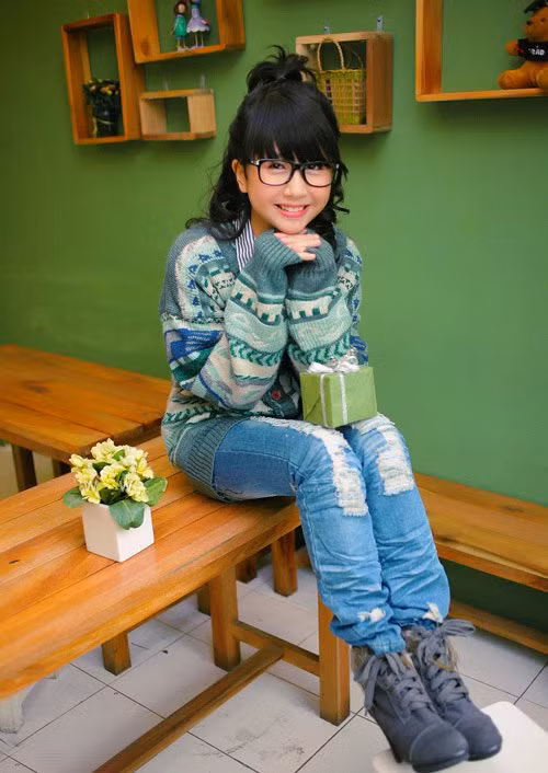 Ở trên gương mặt cô bé "4 mắt" Quỳnh Anh, có thể chỉ ra những nét đẹp hoàn hảo từ đôi môi chúm chím và căng mọng, chiếc cằm nhọn sắc nét và cặp mắt "ti hí" được "make up" bằng cặp kính đen gọng đen sành điệu. Ở trên gương mặt cô bé "4 mắt" Quỳnh Anh, có thể chỉ ra những nét đẹp hoàn hảo từ đôi môi chúm chím và căng mọng, chiếc cằm nhọn sắc nét và cặp mắt "ti hí" được "make up" bằng cặp kính đen gọng đen sành điệu.
