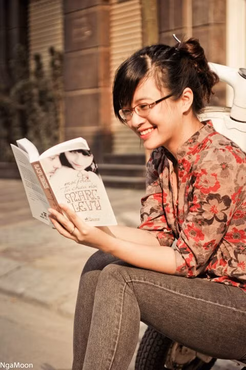 "Nụ cười tỏa nắng" của Hằng Nga nhận được nhiều comment từ cư dân Facebook. Và đúng như vậy, dưới ánh nắng mặt trời, vẻ đẹp đó quả thật lunh linh và tràn đầy sức sống. "Nụ cười tỏa nắng" của Hằng Nga nhận được nhiều comment từ cư dân Facebook. Và đúng như vậy, dưới ánh nắng mặt trời, vẻ đẹp đó quả thật lunh linh và tràn đầy sức sống.