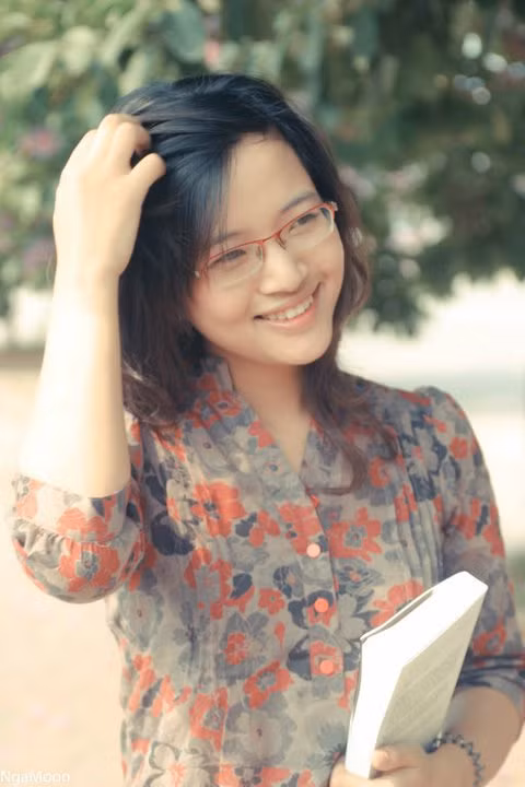 Mái tóc xoăn buông xóa cùng cử chỉ nhẹ nhàng để lộ vầng trán thông minh cho cô nàng tuổi Tỵ. Mái tóc xoăn buông xóa cùng cử chỉ nhẹ nhàng để lộ vầng trán thông minh cho cô nàng tuổi Tỵ.