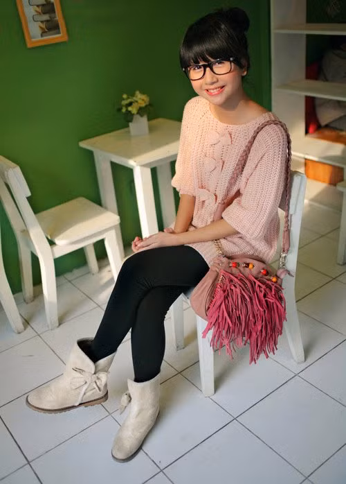 Cùng với đó, Quỳnh Anh thể hiện phong cách thời trang nhẹ nhàng và tinh tế: sắc hồng của áo len và túi xách, phối hợp ăn ý với màu đen của quần tregging, màu trắng của bốt. Cùng với đó, Quỳnh Anh thể hiện phong cách thời trang nhẹ nhàng và tinh tế: sắc hồng của áo len và túi xách, phối hợp ăn ý với màu đen của quần tregging, màu trắng của bốt.