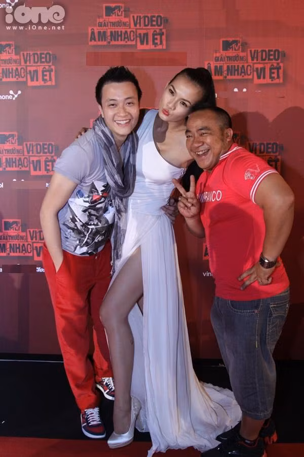 Hầu như năm nào Lương Mạnh Hải cũng đứng trong top Nghệ sĩ ăn mặc phong cách nhất và nhiều năm đứng đầu. Những nghệ sĩ khác chưa biết giải thưởng được trao có chính hay không nhưng với Lương Mạnh Hải thì quả là không thể nào chính xác hơn. Dù đi đâu, làm gì, "cựu nhà báo" này luôn "tút tát" vẻ ngoài của mình sao cho ấn tượng nhất. Đặc biệt, các nam nghệ sĩ khác có lẽ phải học hỏi chàng "hot boy nổi loạn" này ở khoảng chơi màu nổi! Dự lễ trao giải Video âm nhạc Việt, Lương Mạnh Hải trẻ trung khi diện áo phông với chiếc quần đỏ không thể nổi bật hơn và giày cùng tone. Hầu như năm nào Lương Mạnh Hải cũng đứng trong top Nghệ sĩ ăn mặc phong cách nhất và nhiều năm đứng đầu. Những nghệ sĩ khác chưa biết giải thưởng được trao có chính hay không nhưng với Lương Mạnh Hải thì quả là không thể nào chính xác hơn. Dù đi đâu, làm gì, "cựu nhà báo" này luôn "tút tát" vẻ ngoài của mình sao cho ấn tượng nhất. Đặc biệt, các nam nghệ sĩ khác có lẽ phải học hỏi chàng "hot boy nổi loạn" này ở khoảng chơi màu nổi! Dự lễ trao giải Video âm nhạc Việt, Lương Mạnh Hải trẻ trung khi diện áo phông với chiếc quần đỏ không thể nổi bật hơn và giày cùng tone.