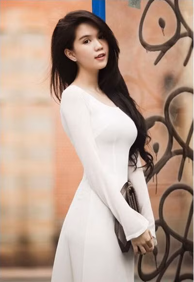 Nhiều người vẫn thích vẻ đẹp trong sáng, kín đáo và thánh thiện của Ngọc Trinh trong tà áo dài trắng như thế này hơn những bộ trang phục bikini, hở hang, gợi cảm. Ảnh: Kênh 14. Nhiều người vẫn thích vẻ đẹp trong sáng, kín đáo và thánh thiện của Ngọc Trinh trong tà áo dài trắng như thế này hơn những bộ trang phục bikini, hở hang, gợi cảm. Ảnh: Kênh 14.