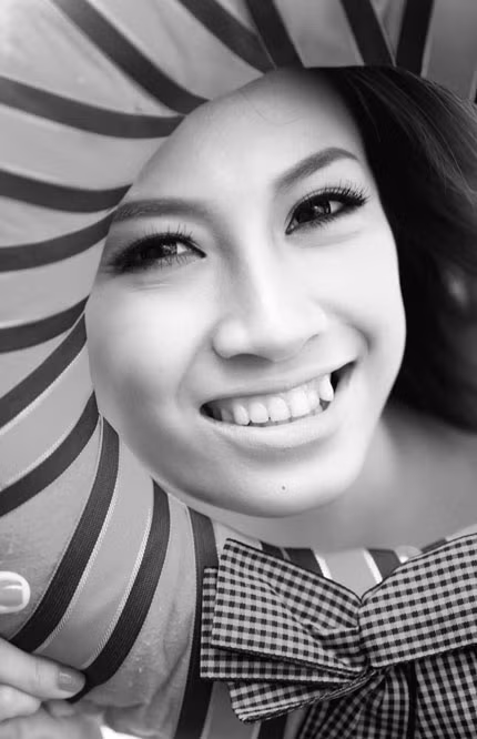 Trong bộ ảnh đen trắng, nụ cười với chiếc răng khểnh khiến cô càng trở nên xinh tươi và đáng yêu hơn. Trong bộ ảnh đen trắng, nụ cười với chiếc răng khểnh khiến cô càng trở nên xinh tươi và đáng yêu hơn.