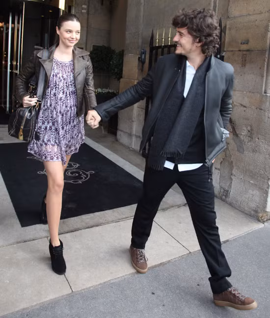 1. Hollywood có rất nhiều cặp đôi nổi tiếng nhưng số lượng couple "ngang tài, ngang sắc" mà còn biết cách mặc đẹp lại khá ít ỏi. Ngoài những cặp đôi hoàn hảo Victoria - David Bekham vốn đã quá quen thuộc, ông bà Smith Angelina Jolie - Brad Pitt với style sang trọng nhưng hơi "dừ", Tom Cruise - Katie Holmes, Robert Patinson - Kristen Stewart chỉ long lanh khi trên thảm đỏ... thì 2 couple Miranda Kerr - Orlando Bloom và Olivia Parlemo - Johannes Huebl lại vừa trẻ, vừa đẹp vừa có gu thời trang cực kỳ ăn ý.